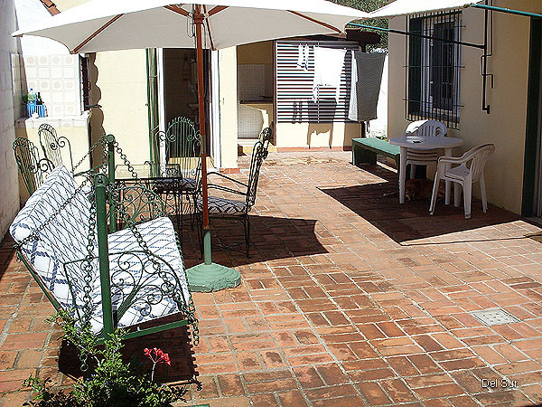 Acceso al garage, funciona adem�s como parrillero tipo barbacoa cerrada.