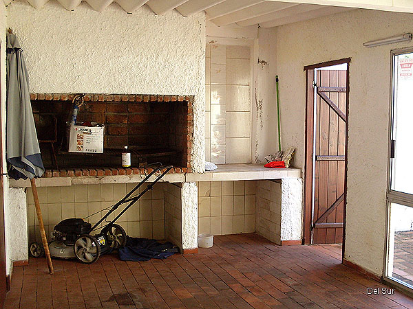 Patio trasero, salida desde la cocina, habitaci�n de servicio y parrillero exterior.