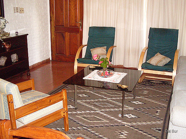 Se observa living, comedor y pasaplatos desde la cocina.