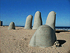 Escultura de "Los dedos" sobre Playa Brava - Punta del Este