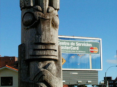 Totem en los ingresos a la Pennsula - Punta del Este