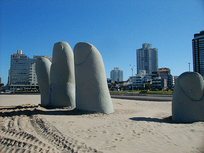 Escultura de "Los dedos" sobre Playa Brava - Punta del Este
