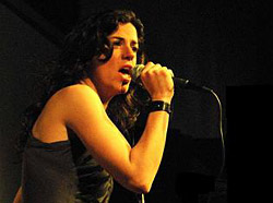 Maia Castro y su banda en la Casa de la Cultura