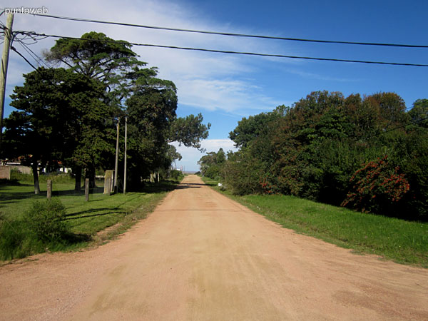 Una de las calles interiores del Balneario Buenos Aires que desembocan en la Ruta 10 junto al mar.