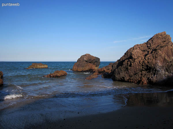Playa El Chiringo junto a Las Grutas de Punta Ballena.