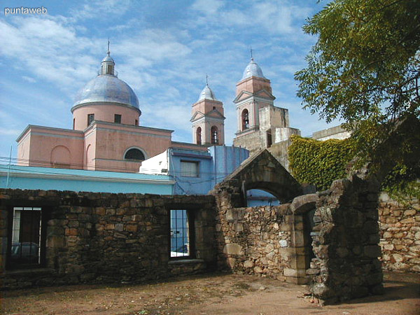 Vista de la Catedral de Maldonado desde el patio del Cuartel de Dragones.