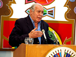 Carlos P�ez Vilar� homenajeado por la OEA