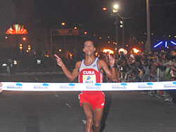 Cubanos dominaron la San Antonio