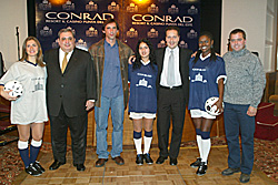 Conrad FC arranc� con viento en la camiseta
