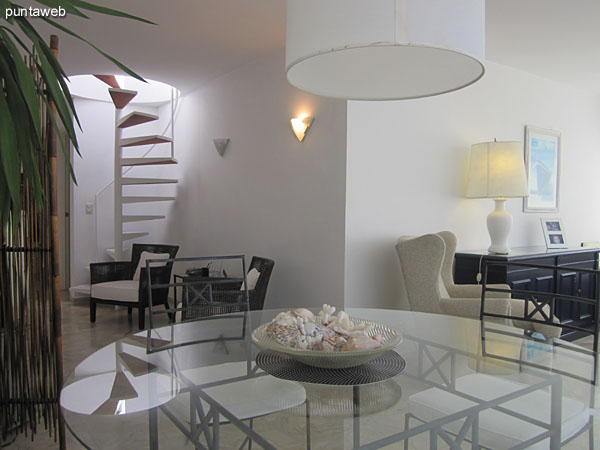 Dining space in the living room.<br><br>Conditioning with iron table with four chairs and glass. There are two more of the same game.