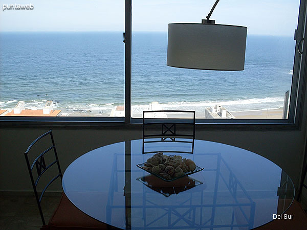 Vista del living desde el espacio del comedor junto a la ventana hacia el interior.<br><br>A la izquierda de la imagen la escalera que conduce a la terraza exclusiva.