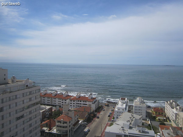 Vista desde el living hacia la playa El Emir sobre el océano Atlántico.