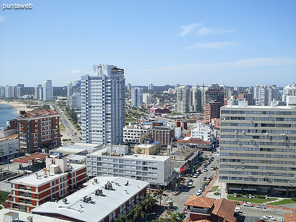 Vista desde el living hacia la playa El Emir sobre el ocano Atlntico.