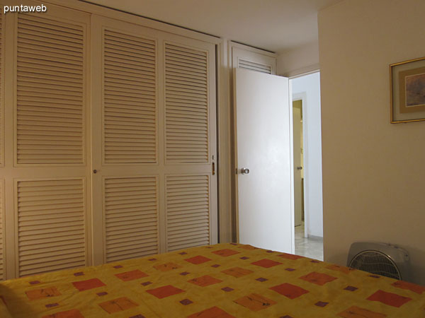 General view of the master bedroom from the headboard to the side this.