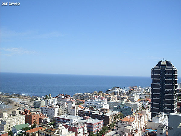 Vista desde el living hacia la playa El Emir sobre el ocano Atlntico.