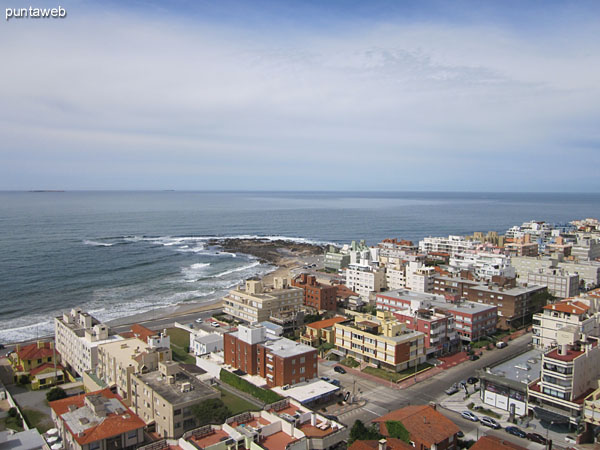 Vista general de la parte techada y cerrada de la terraza del departamento.