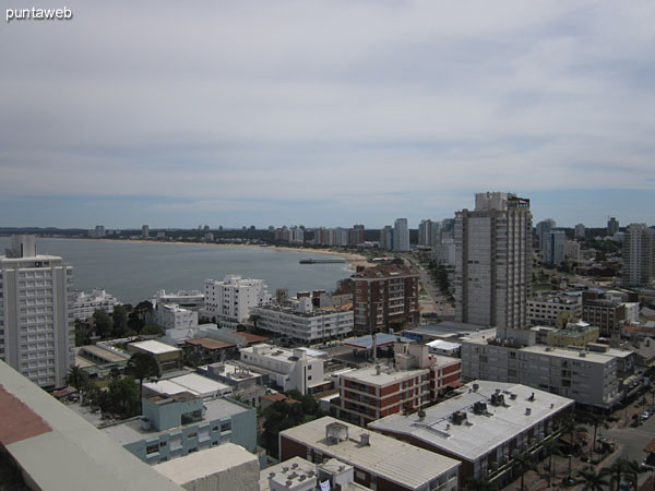 Vista hacia la playa El Emir sobre el ocano Atlntico desde la terraza del departamento.