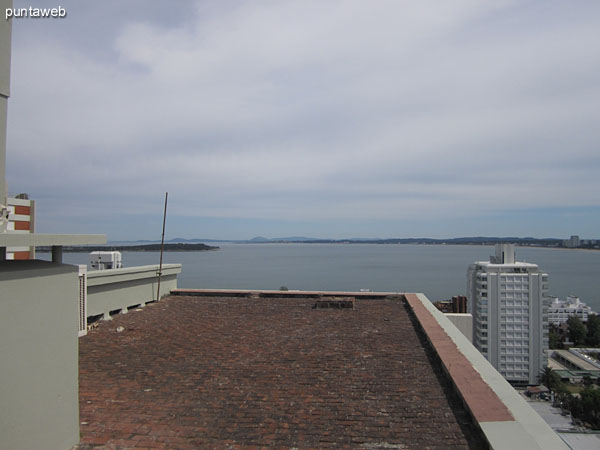 Vista hacia la bahía de Punta del Este y península desde la terraza del departamento.