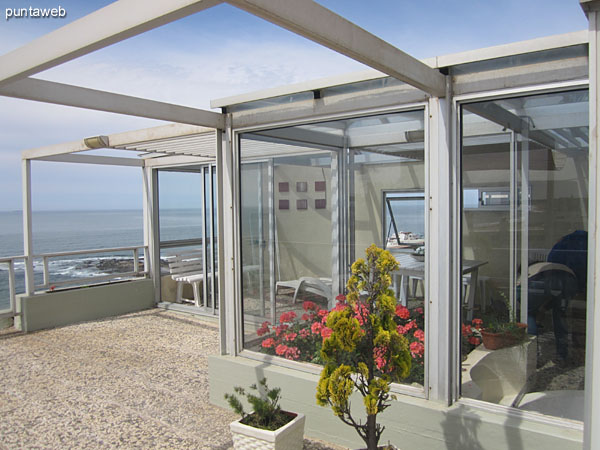 Vista hacia el noroeste sobre la baha de Punta del Este desde la terraza del departamento.