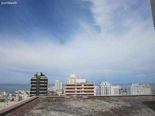 Vista hacia el sur, playa El Emir, sobre el ocano Atlntico desde la terraza del departamento. 