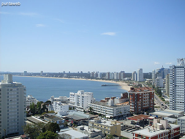 Vista desde la terraza exclusiva hacia la bahía de Punta del Este.