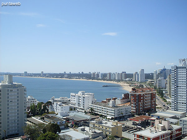 Vista desde la terraza exclusiva hacia la baha de Punta del Este.