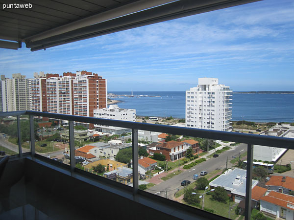 View of the bay of Punta del Este on the beach Mansa from the window of the living room with access to terrace balcony.