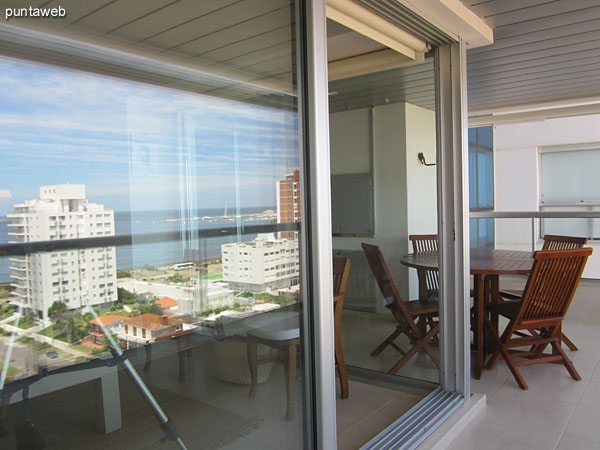 Vista desde el balcn terraza hacia el suroeste sobre la playa Mansa.