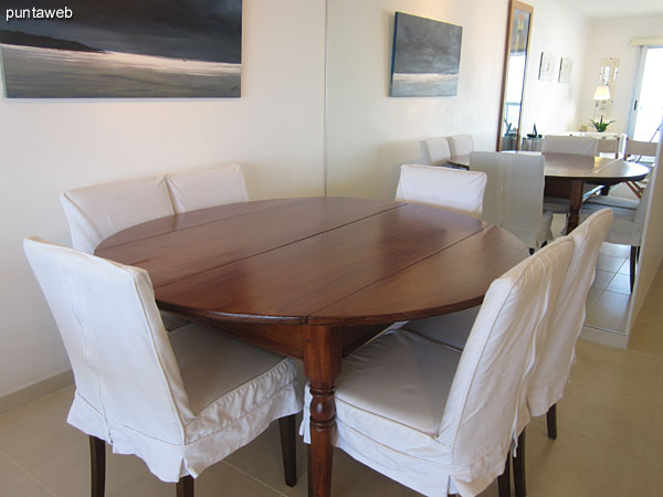 Double walls in the living room opening to the terrace balcony.<br><br>At the bottom of the image space conditioning barbecue and wood round table with four chairs.