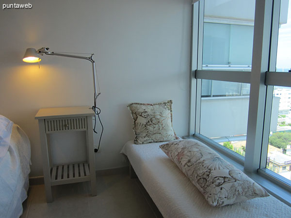 Suite in front of the apartment. Equipped with a double bed.