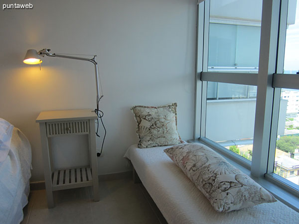 Suite al frente del apartamento. Acondicionada con cama matrimonial.