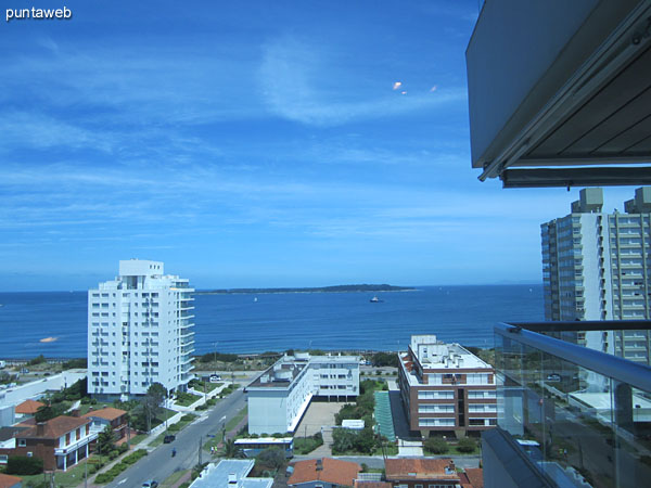 La ventana de la suite ofrece vistas hacia la bahía de Punta del Este.
