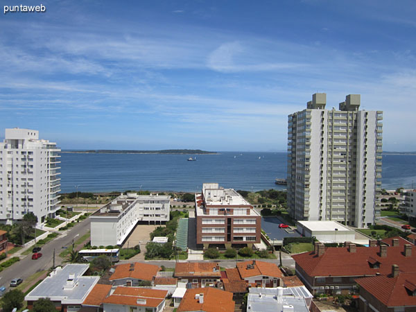 El balcón terraza del apartamento brinda vistas hacia la bahía de Punta del Este sobre la playa Mansa. Esta foto está hecha con zoom.