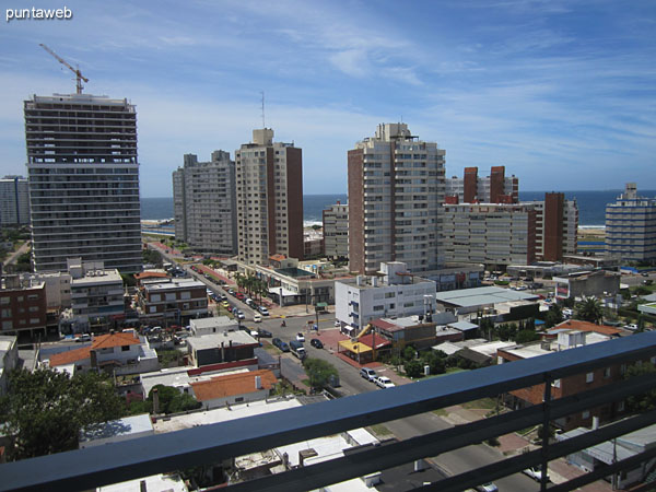 Vista hacia el este sobre el contrafrente del edificio desde la ventana del segundo dormitorio.