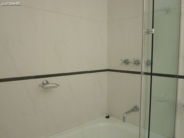 Detalle de bañera y mampara de vidrio en el segundo baño.