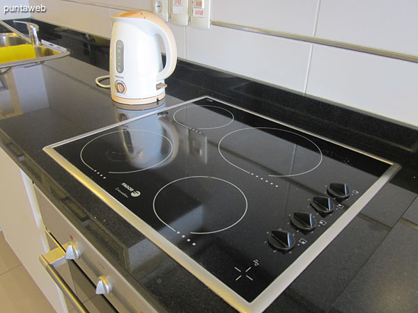 Cocina con campana extractora.