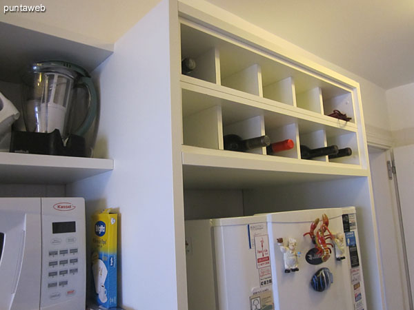 Disposición del horno microondas y otros electrodomésticos en la cocina.