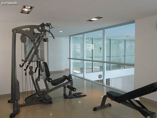 Gimnasio. Situado en entrepiso con vistas hacia el frente del edificio.