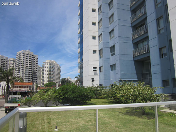 Multipurpose court building cement into the building.