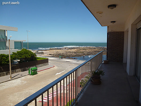 Dormitorio principal acondicionado con cama matrimonial y ventilador de techo.<br><br>Las ventanas brindan acceso al balcn terraza del apartamento.