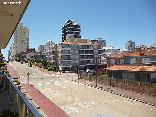 Vista hacia el ocano desde la ventana del dormitorio principal.