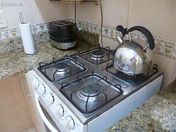 Cocina de cuatro hornallas a gas.