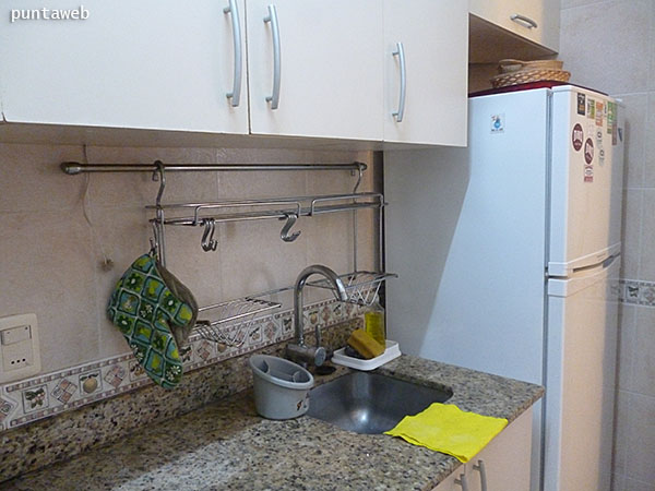 La cocina cuenta con horno microondas y otros electrodomésticos.