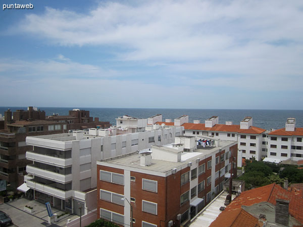 Vista del ambiente principal del living comedor.<br><br>Ofrece vistas hacia el mar sobre el ocano Atlntico a la altura del comienzo de la playa El Emir.<br><br>Tambin ofrece vistas al este sobre el contrafrente a lo largo de la calle 24 con la playa Brava al fondo.