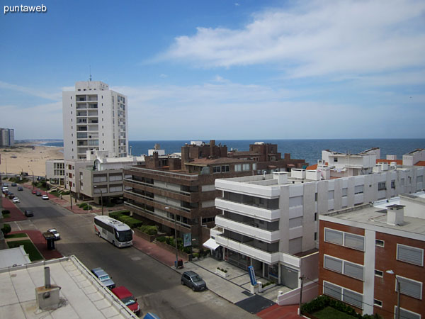 Vista general de los placares del dormitorio general desde la esquina izquierda junto a la ventana hacia la puerta de acceso. 