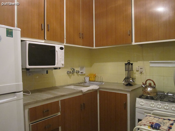 Detalle del tender con secador eléctrico en el espacio del lavarropas entre los baños y la cocina.