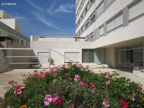 Contrafrente del edificio desde el patio que conduce a la piscina exterior.