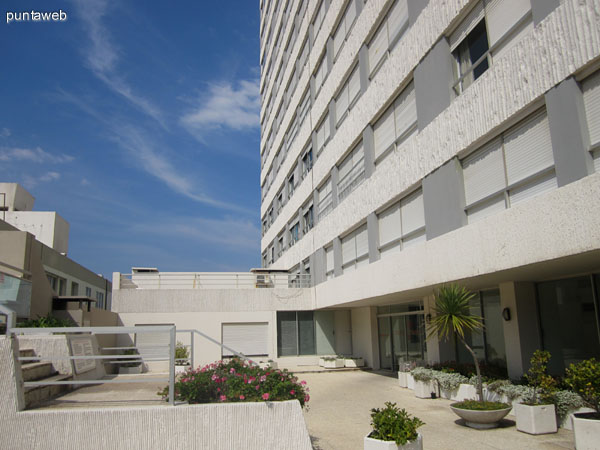 Patio que conduce a la piscina exterior al contrafrente del edificio.