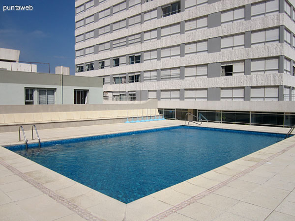 Vista general de la piscina exterior del edificio.