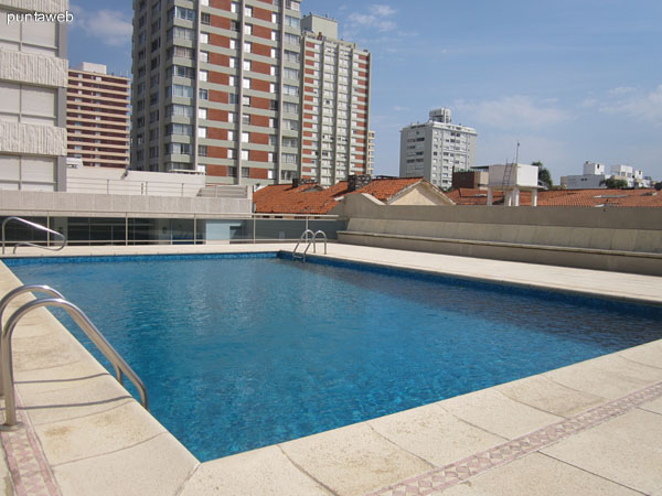 Vista hacia la piscina del edificio ubicada al contrafrente desde la ventana del dormitorio principal.